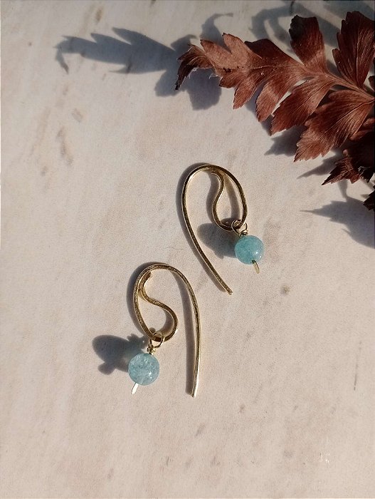 Brinco feito à mão com conta de Água Marinha