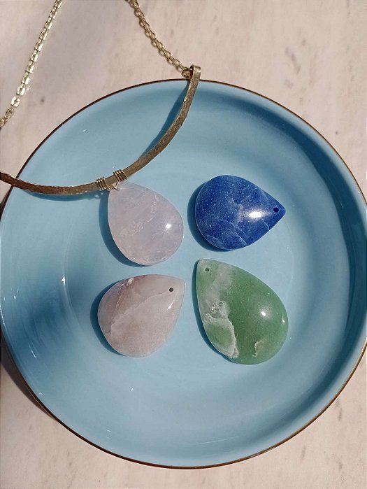 Colar feito à mão com detalhe de metal martelado e pingente de Quartzo Rosa