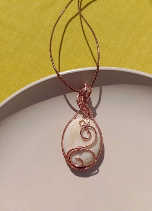 Colar feito à mão com pedra Amazonita Bege