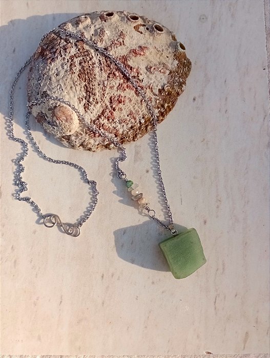 Colar com Quartzo Verde bruto e corrente de aço Delphine