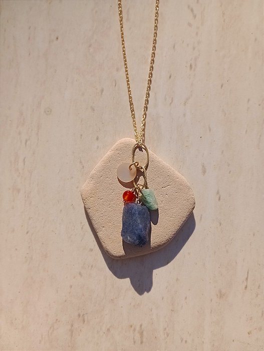 Colar com pingente de pedras naturais Quartzo Azul Aava