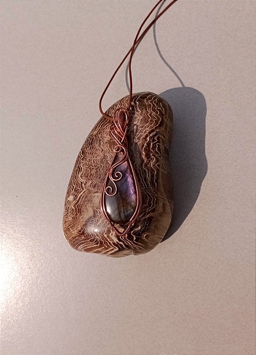 Colar artesanal com pingente grande de pedra Labradorita