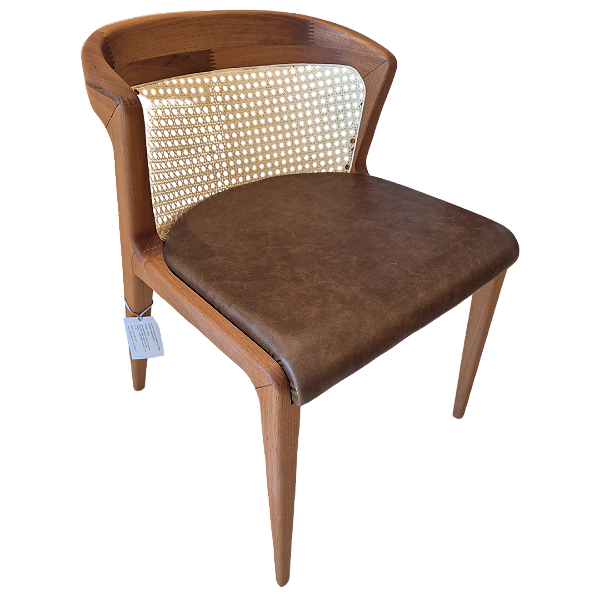 Cadeira Eva Estrutura em Jequitibá Freijó Palha Natural e Assento Em Couro