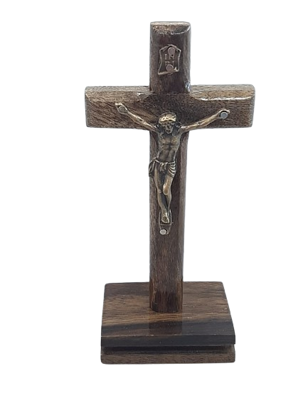 Cruz pedestal madeira medio
