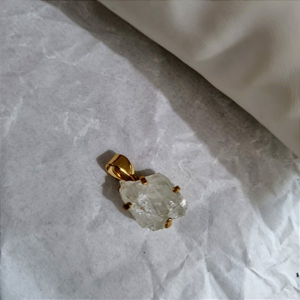 Pingente Garra P Cristal de Quartzo - Folheado a Ouro