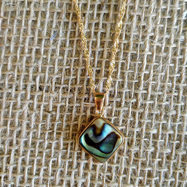Colar Triangular Abalone - Folheado a Ouro
