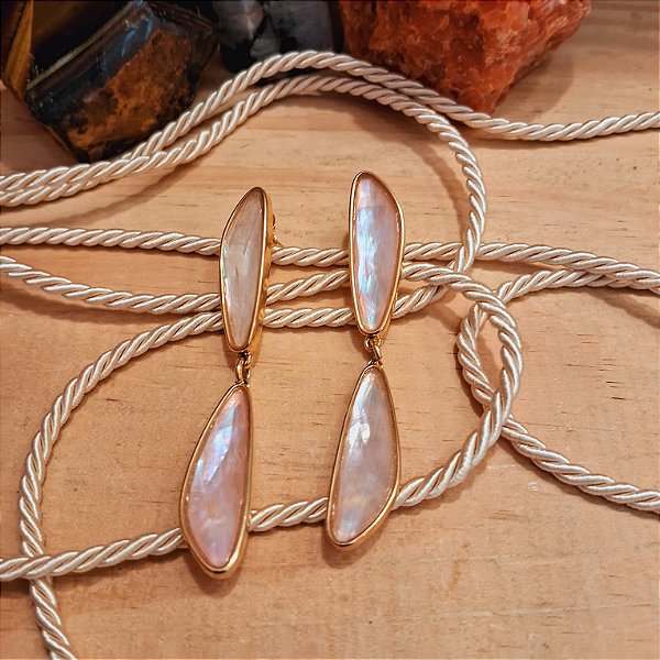 Brinco Longo Asa Madrepérola Rosa - Folheado a Ouro