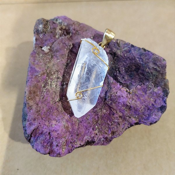 Pingente Aramado Cristal de Quartzo Bruto - Folheado a Ouro