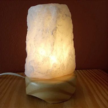Luminária Quartzo Branco Bruto - Base de Madeira Clara - Bivolt