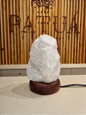 Luminária Quartzo Branco Bruto - Base de Madeira Escura - Bivolt