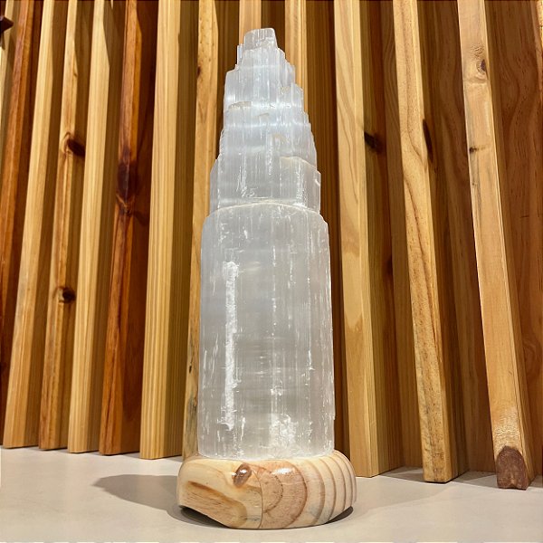 Luminária Selenita Bruta 33cm - Base de Madeira Clara - Bivolt