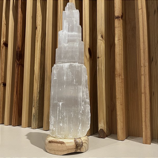 Luminária Selenita Bruta 43cm - Base de Madeira Clara - Bivolt