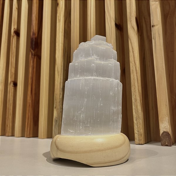 Luminária Selenita Bruta 18cm - Base de Madeira Clara - Bivolt