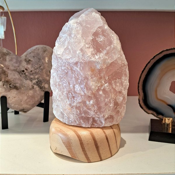 Luminária Quartzo Rosa Bruto 17cm - Base Madeira Clara