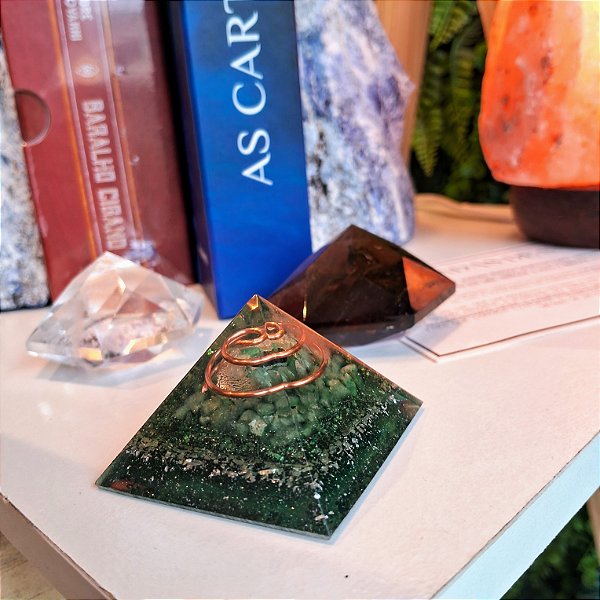 Orgonite Pirâmide Quartzo Verde e Esmeralda - Saúde - 4cm