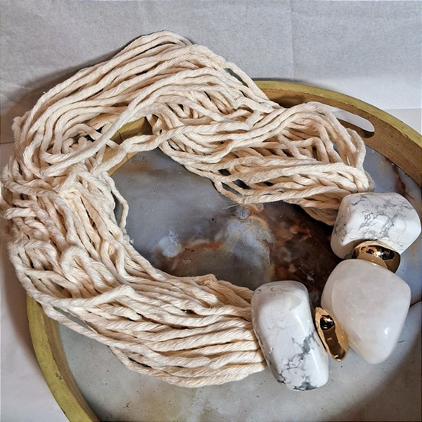 Colar de Mesa Fechado Howlita e Quartzo Branco