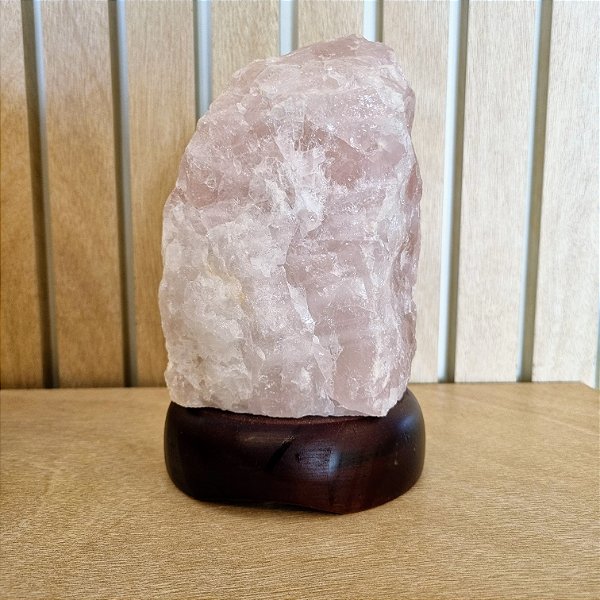 Luminária Quartzo Rosa Bruta - 23cm - Base de Madeira Escura - Bivolt