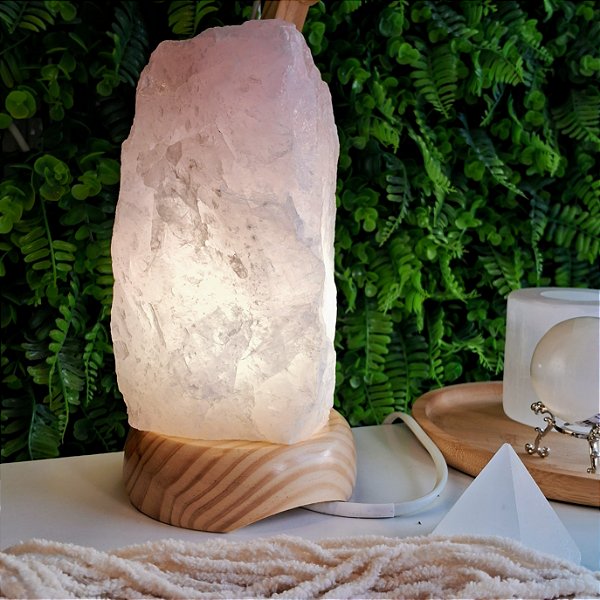 Luminária Quartzo Rosa Bruta - Base de Madeira Clara - Bivolt