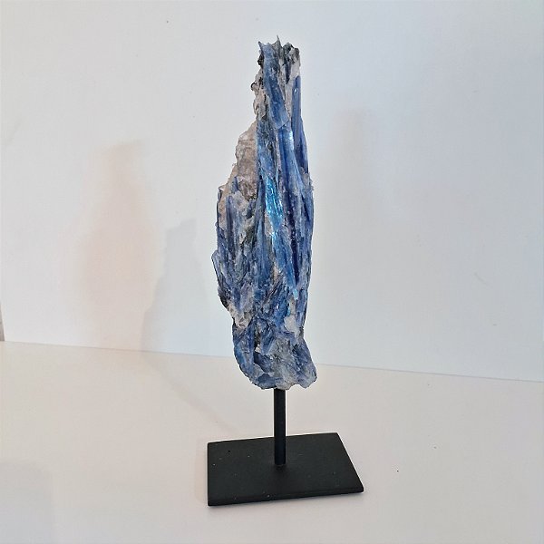 Cianita Azul Bruta com Matriz - Base de Ferro