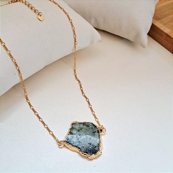 Colar Esmeralda Bruta com Borda Dourada - Folheado a Ouro