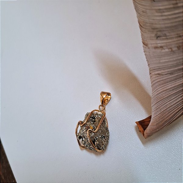 Pingente Hippie Pirita Bruta - Folheado a Ouro