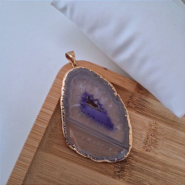 Pingente Ágata Cinza e Roxa - Borda Dourada - Folheado a Ouro