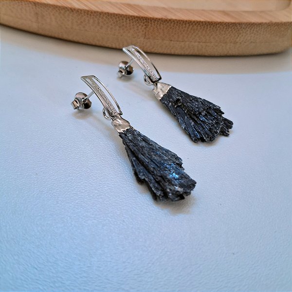 Brinco Cianita Negra Bruta - Ródio Branco