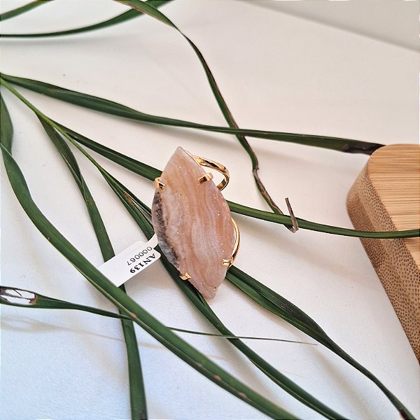 Anel Regulável Garra Calcedônia Oval - Folheado a Ouro