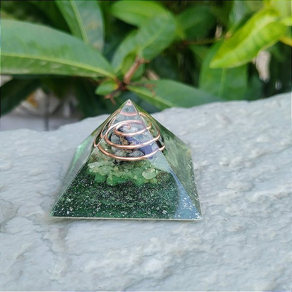 Orgonite Pirâmide Esmeralda e Quartzo Verde - 4cm