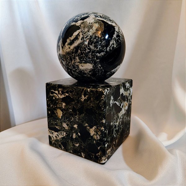 Estatueta Cubo e Esfera Ônix Zebra