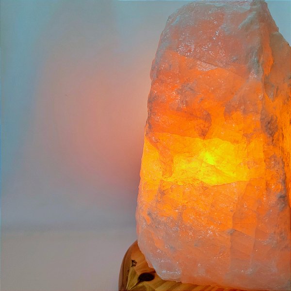 Luminária Quartzo Rosa Bruto - Base de Madeira Clara - Bivolt
