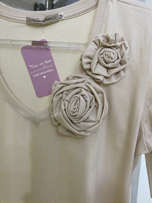 CAMISETA COM FLORES 3D LISSE
