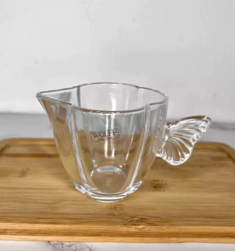 LEITEIRA DE VIDRO BUTTERFLY 230ML - WOLFF