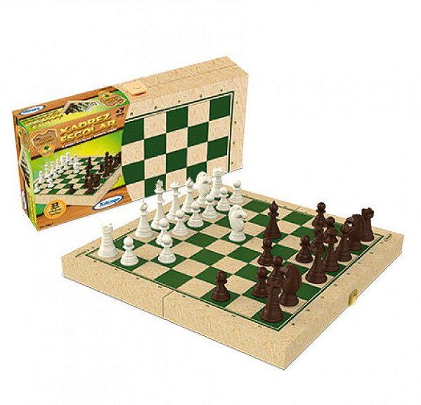 Tabuleiro de xadrez de madeira com figuras de xadrez prontas para