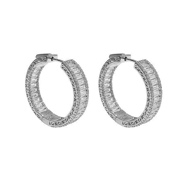 Argola em prata com cravação baguetes de zircônias