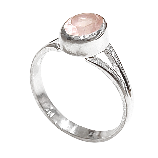 Anel solitário em prata 925 com quartzo rosa oval