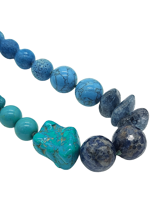 Colar com Mix de Pedras Azuis com Fecho de Ímã