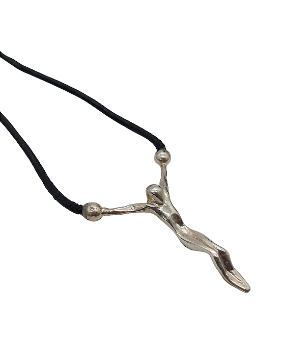 Colar Ajustável de Couro Preto com Crucifixo Estilizado em Prata