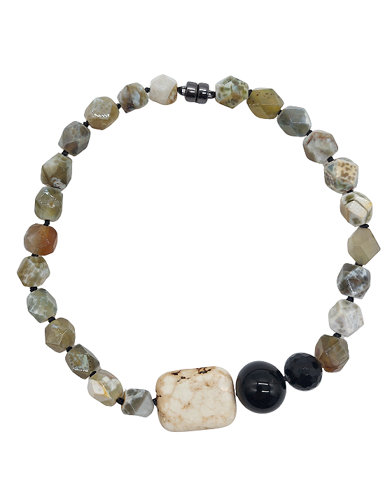 Colar Médio de Ágata e Ônix com Fecho de Ímã