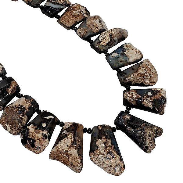 Colar de Ágata Natural com Design Orgânico e Fecho Ímã