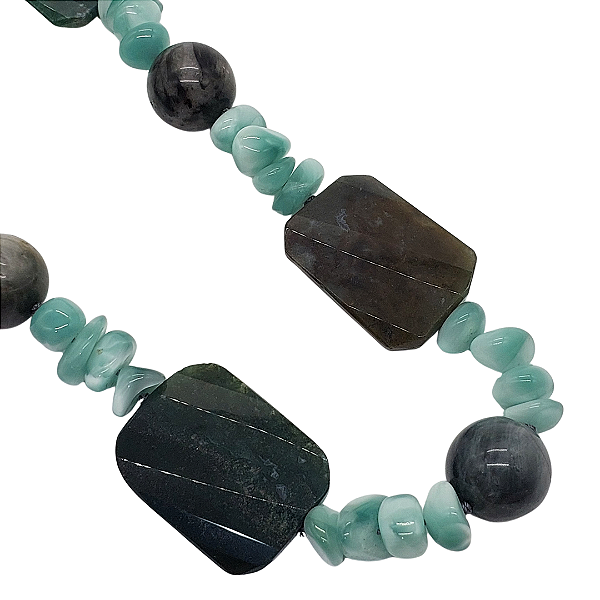 Colar com Mix de Pedras Verdes e Fecho de Ímã