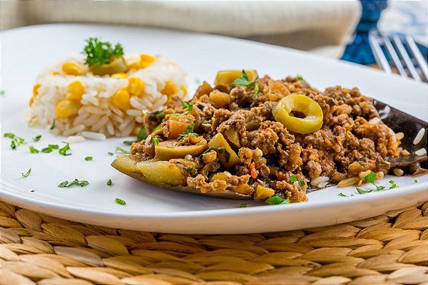 Berinjela recheada com carne moída e arroz com milho