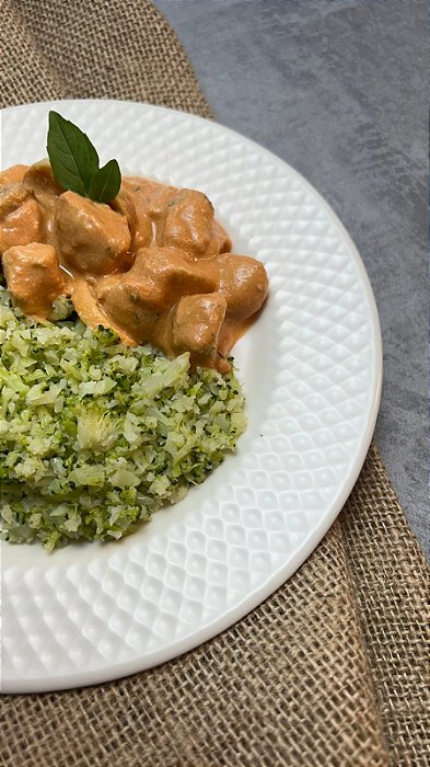 Strogonoff de frango Fit com arroz de brócolis e couve-flor