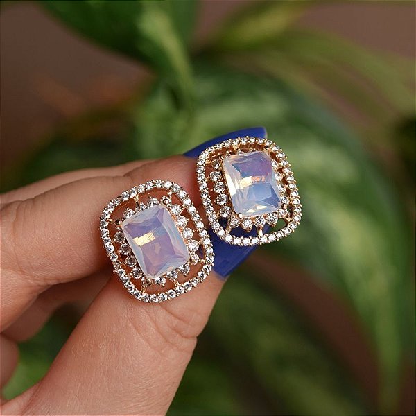 Brinco retangular cristal branco leitoso ouro semijoia