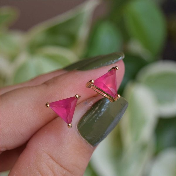 Brinco Mariana Amaral triângulo cristal rosa ouro semijoia