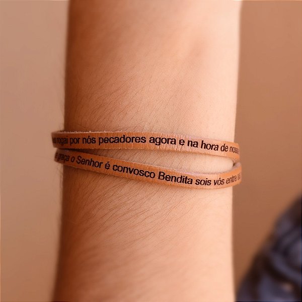 Pulseira Fernanda Villela couro caramelo oração Ave Maria