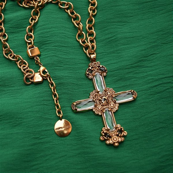 Colar Camila Klein longo corrente crucifixo cristais ouro vintage semijoia