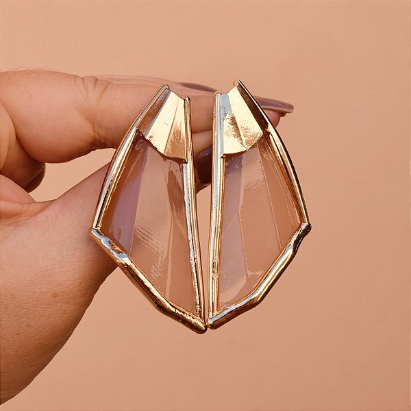 Brinco Palone Design origami resina marrom dourado