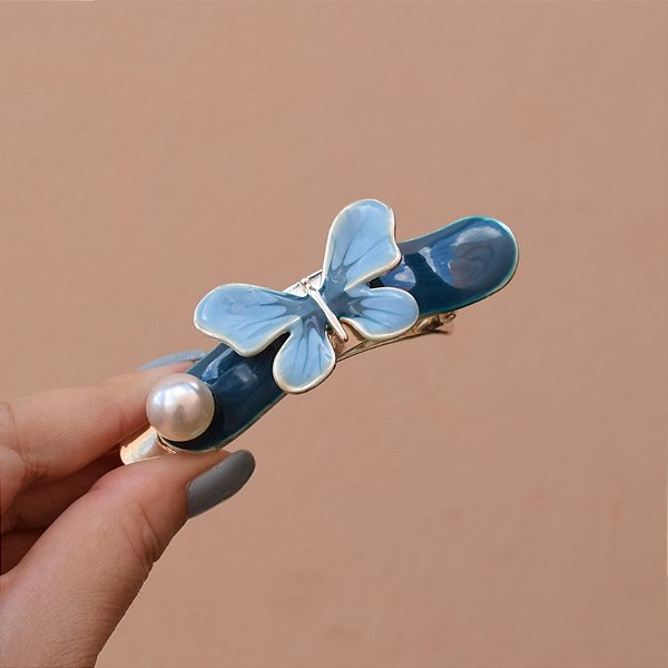 Presilha bico de pato metal esmaltado azul borboleta com pérola