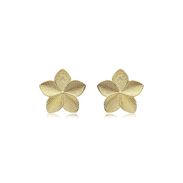Brinco flor metal texturizado ouro semijoia BZ21295AU